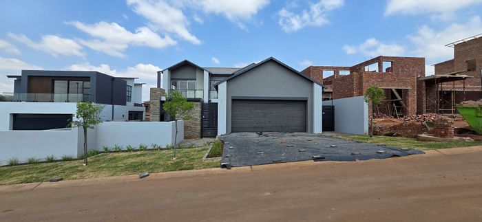 For Sale: House in Fountainbrook Estate with pool, guest suite, and spacious living areas.
