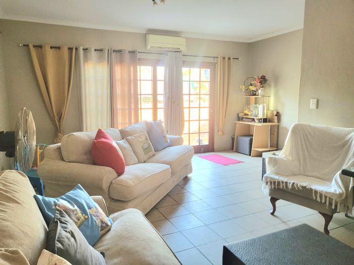 Townhouse for Sale in Komatipoort Central: 2 beds, air-conditioning, garden, carport.