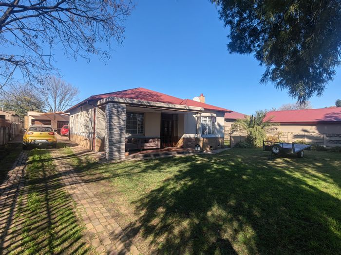 Nigel Central House For Sale: 3 Bedrooms, upgraded kitchen, near schools, spacious yard.