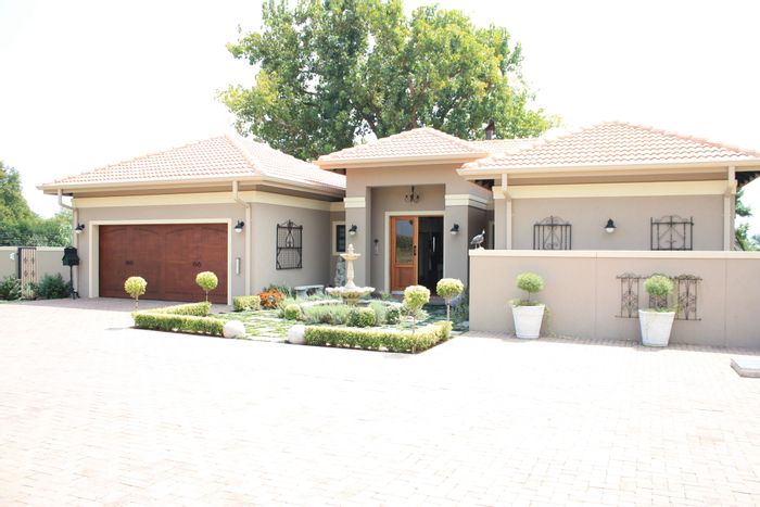 Club Milos Estate House For Sale: River views, Jacuzzi, secure lifestyle estate.