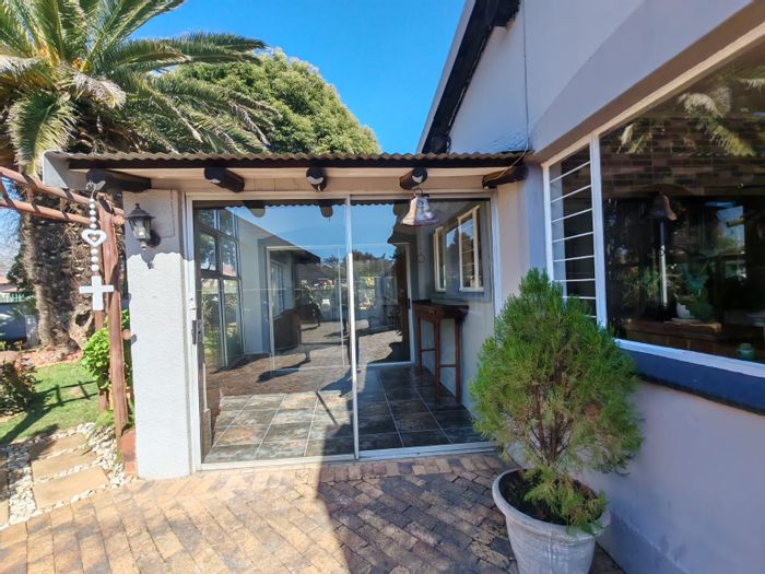 Vaalpark House For Sale: 3 beds, pool, flatlet, garages, and borehole.