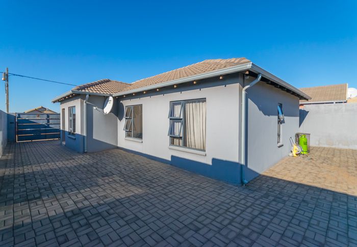 For Sale: 3-Bedroom House in Toekomsrus with Parking and Entertainment Area.