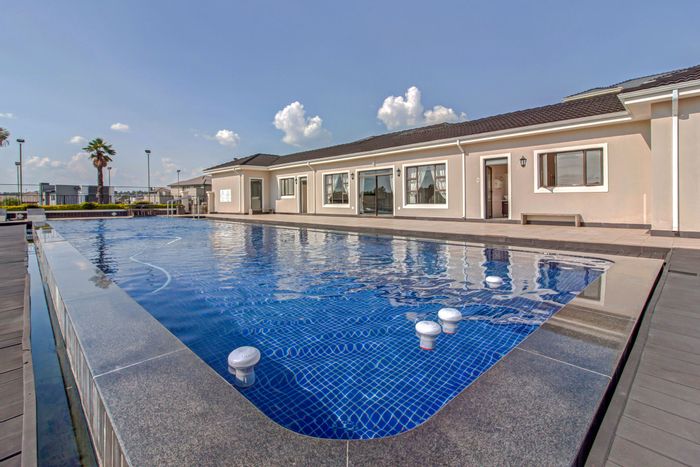 For Sale: 2-Bedroom Apartment in Fourways with Pool, Tennis Court, and Security.