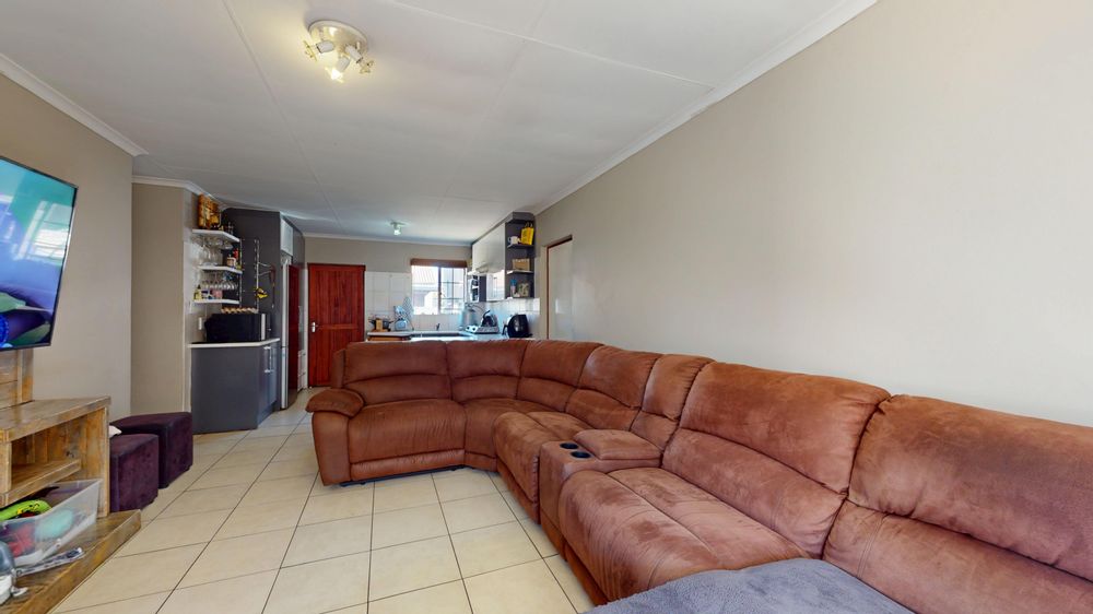 Open plan lounge & kitchen