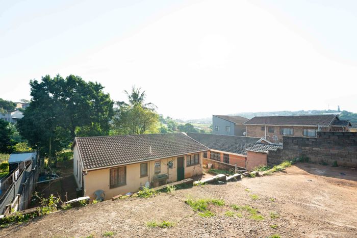 3-Bedroom House For Sale in Lotus Park, near schools and amenities.