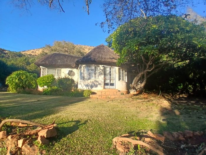 House to Rent in Rietvly AH: 3 Bedrooms, parking, nature views, and wildlife.