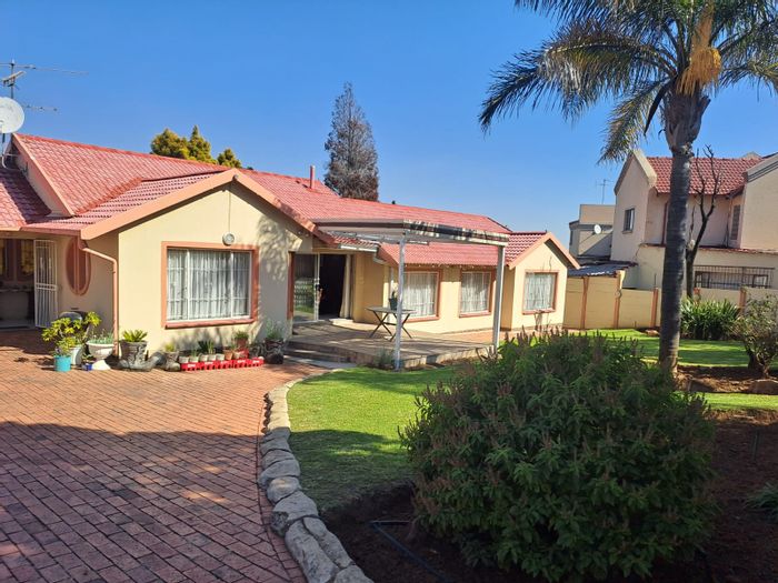 For Sale: House in Winchester Hills with 3 bedrooms, double garage, and laundry room.