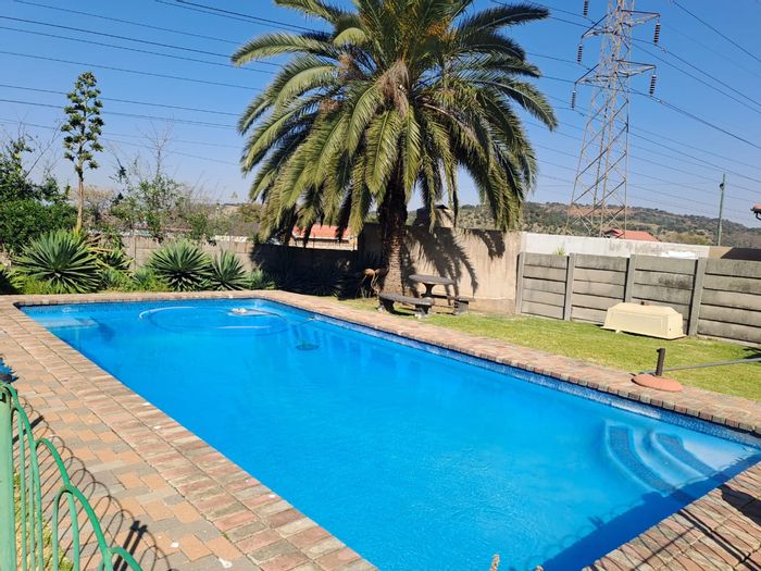 For Sale: House in Suideroord with 3 bedrooms, heated pool, and garages.