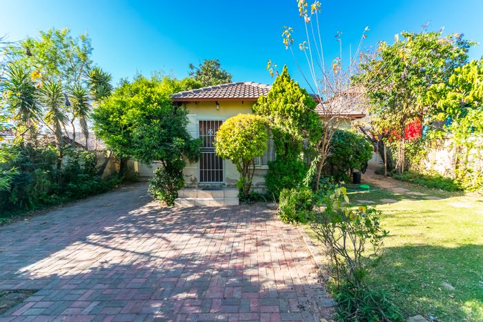 Cosmo City House For Sale: Spacious layout, garden, garage, and development potential.