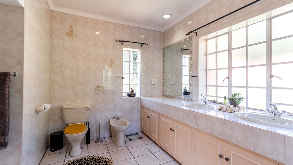 Main en suite bathroom