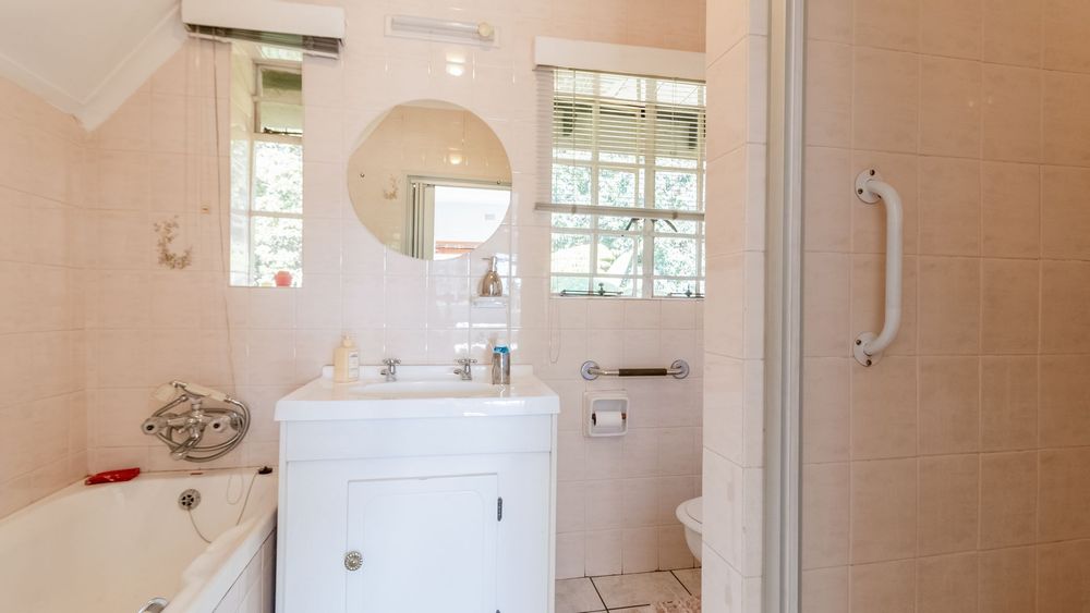 Bedroom 1 en suite bathroom