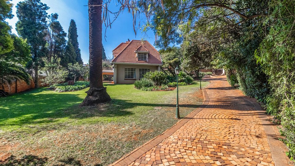 A sweeping driveway up to the home