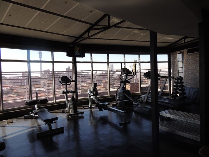 Braamfontein Apartment For Sale: 1 Bedroom, kitchenette, hotel amenities, secure access.