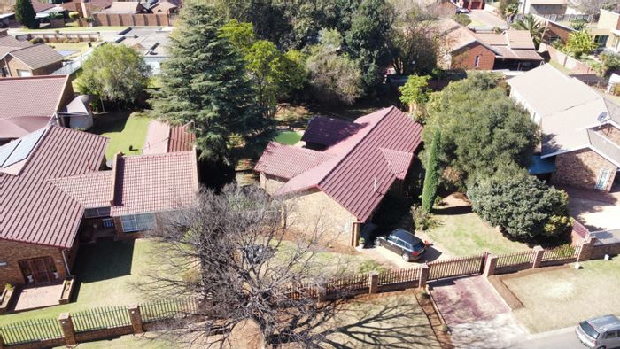 For Sale: House in Selcourt with 3 bedrooms, pool, and secure yard.