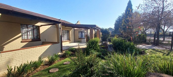 Spacious house in Middelburg South for sale, features dual gardens and income potential.