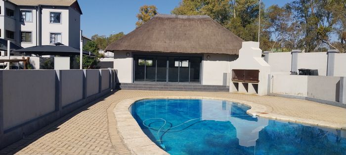 2-Bedroom Apartment To Rent in Honeydew with Pool, Clubhouse, and Balcony.