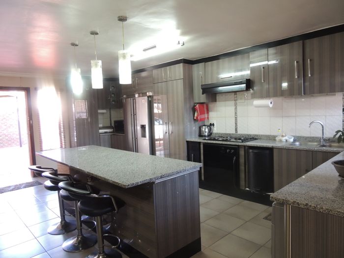 Elandspark House For Sale: 3 Bedrooms, jacuzzi, solar panels, secure parking.