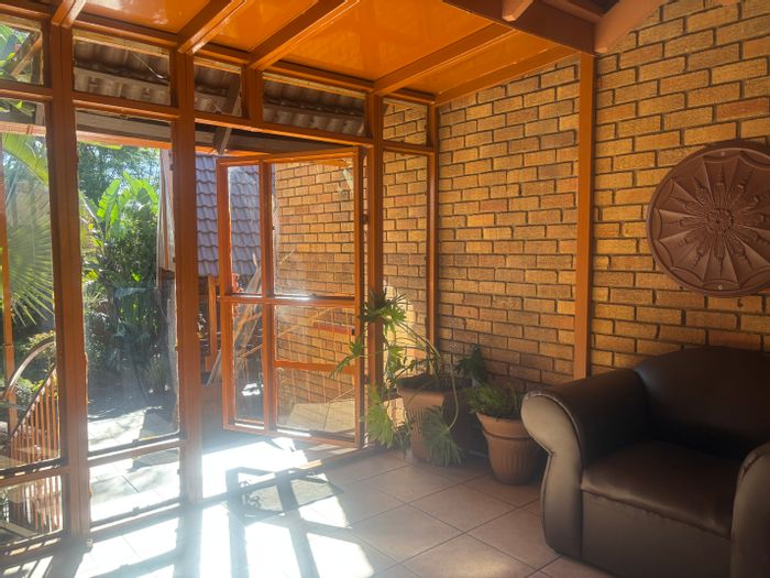 Die Heuwel Ext 4 House For Sale: Spacious living, guest rooms, automated garages, lapa.