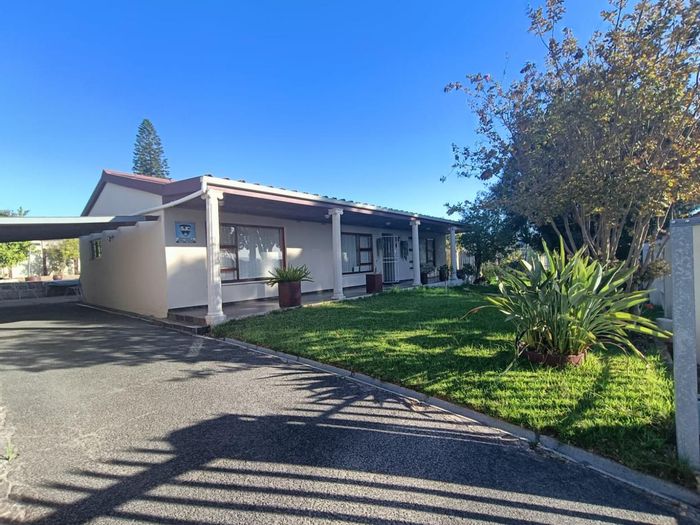 For Sale: 3-Bedroom House in Protea Heights with braai room and double garage.