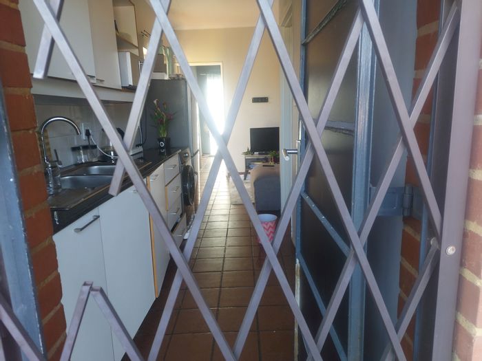 1-Bedroom Apartment in Bo Dorp For Sale: Secure complex, parking, rental potential.