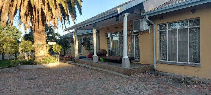 For Sale: House in Oos Einde with 3 beds, flatlets, large erf, and parking.
