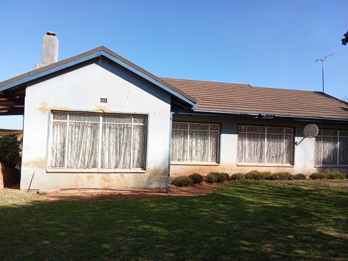 Houtkop AH Small Holding For Sale: 3 beds, stables, staff quarters, entertainment area.