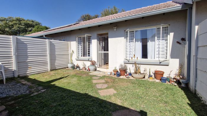 Townhouse for Sale in Rooihuiskraal North: 2 beds, pet-friendly, pool access.