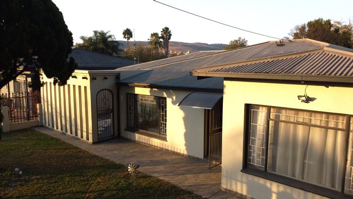 For Sale: House in Wonderboom South with 3 beds, 3 baths, and extra living space.