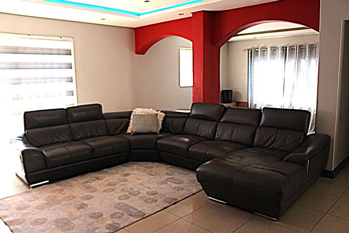 For Sale: Spacious 3-bedroom house in Davidsonville with garden, double parking, and en-suite.