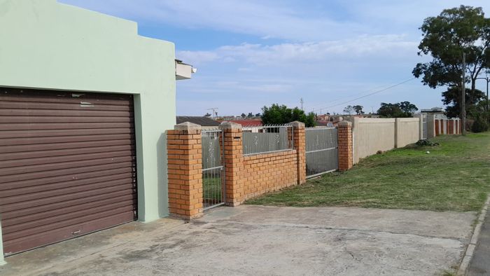 For Sale: 4-bedroom house in Mdantsane with double garage and solar panels.