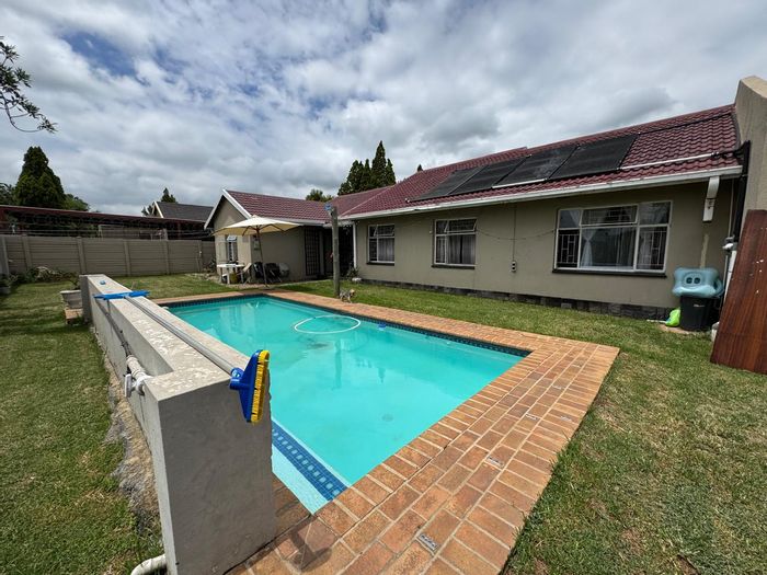 For Sale: Family House in Secunda Central with pool, lapa, and ample parking.