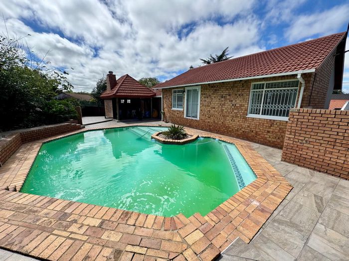For Sale: House in Noordrand with pool, flatlet, and inverter backup system.