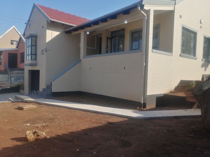 Umbilo House For Sale: 3 beds, pool, outbuilding, close to amenities.