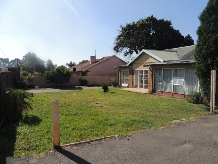 For Sale: House in Tulisa Park with rental income, cottages, and ample parking.