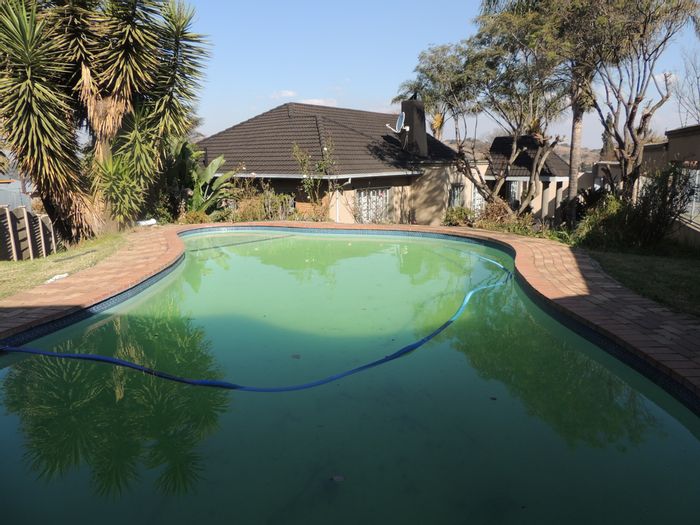 Linmeyer House For Sale: 3 beds, flatlet, pool, lapa, and garage.