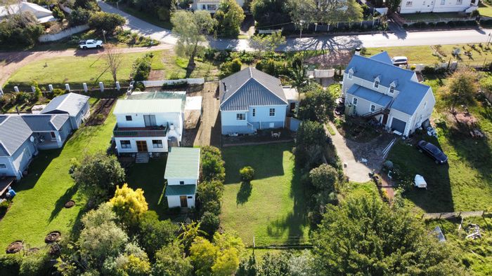 For Sale: House in Swellendam Central with 2 beds, garden, and outdoor shower.