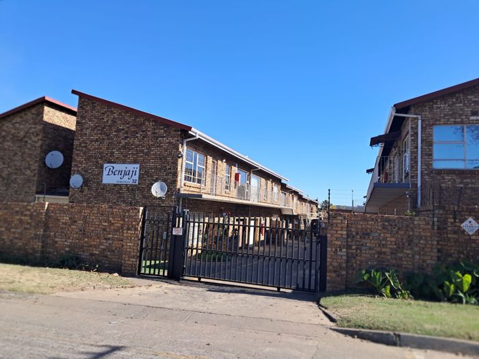 For Sale: 2-bedroom apartment in Piet Retief Central with hobby room and security.