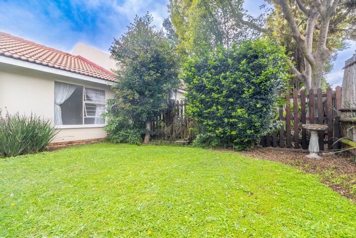 For Sale: Townhouse in Magaliessig with garden, clubhouse, and pool access.