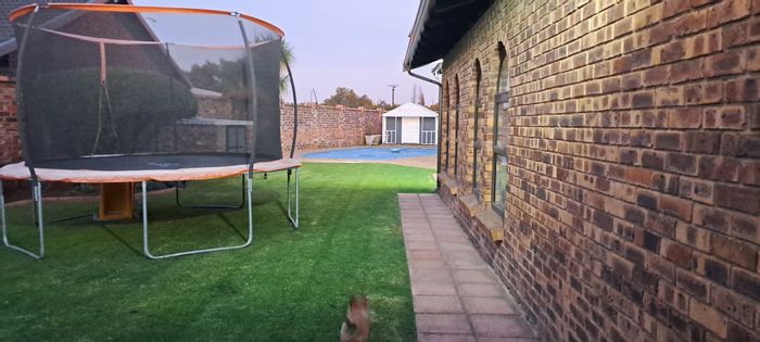 House For Sale in Sunair Park: 4 beds, pool, jacuzzi, flatlet, security features.
