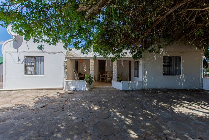 House for Sale in Velddrif Central: 2 Bedrooms, River Views, Garage, Panhandle Access.