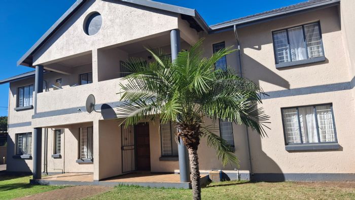 For Sale: East Lynne Apartment with 2 Bedrooms, Balcony, and Covered Parking.