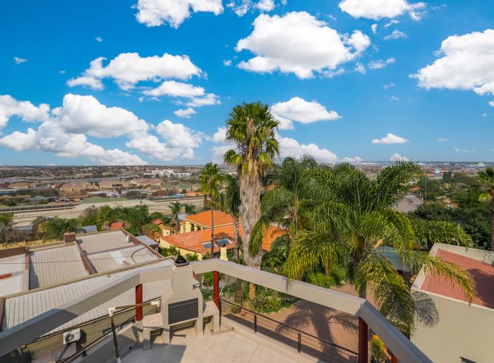 Zwartkop House For Sale: 6 bedrooms, staff quarters, versatile living spaces, and parking.