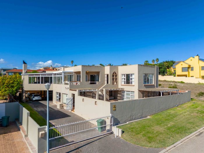 Middedorp House For Sale: 8 bedrooms, lagoon views, flatlets, pool, and office.