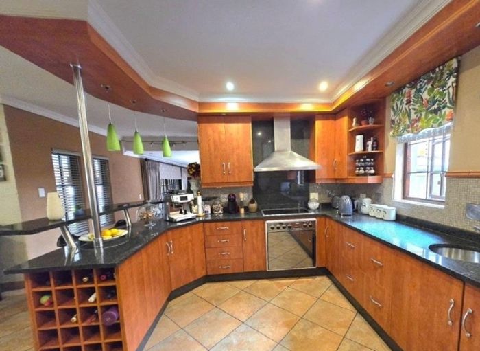 Ben Fleur Townhouse For Sale: 3 beds, 2.5 baths, garden, and garage.