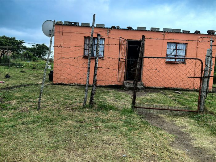 Berlin House For Sale: 2 bedrooms, spacious plot, redevelopment potential, investment opportunity.