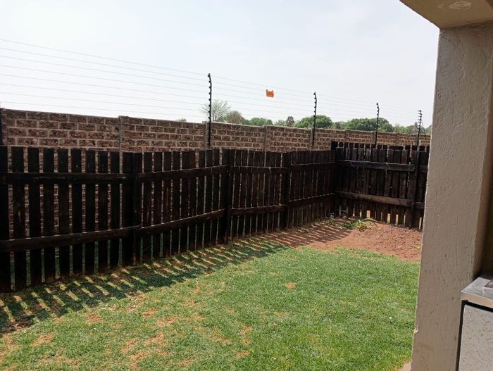 Brentwood Park AH Townhouse For Sale: 2-bed, private garden, 24-hour security.