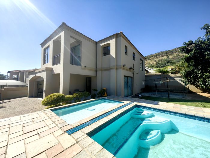 Boschdal Townhouse For Sale: 3 Bedrooms, pool, private entrance, solar system.