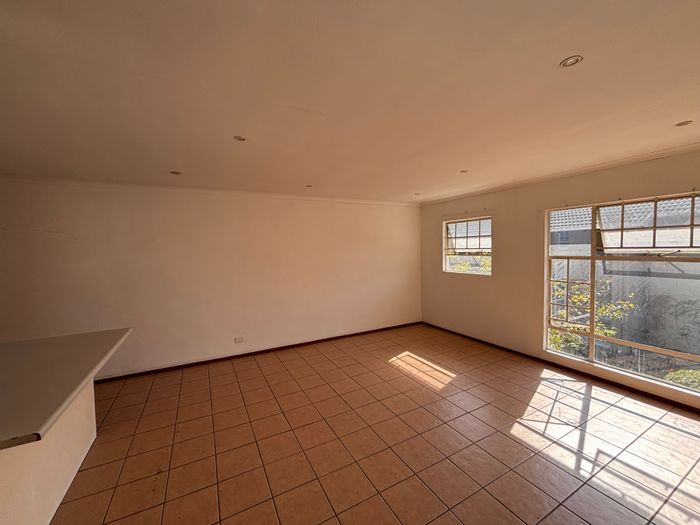 Ravenswood Townhouse For Sale: 2 beds, pool, security, and convenient location.