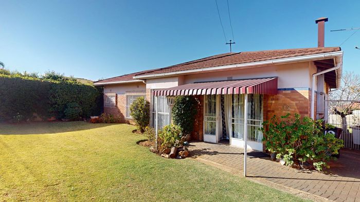 For Sale: House in Symhurst with 3 Bedrooms, Pool, Garage, and Carport.
