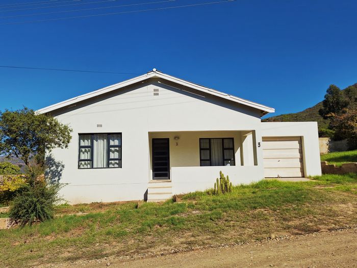 Barrydale Central House For Sale: 3 beds, garden, braai area, mountain views.
